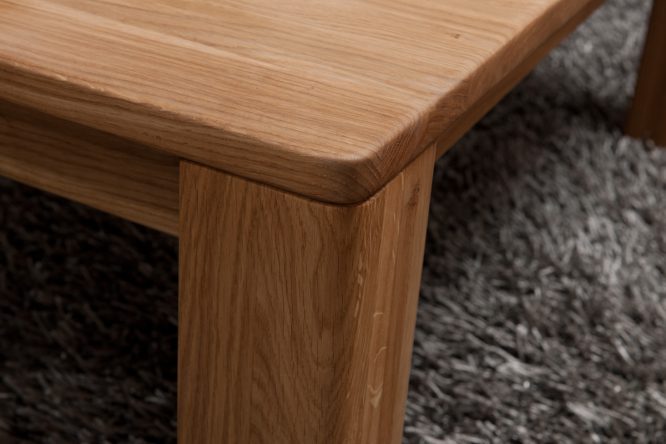 Stolik-drewniany-do-salonu-detal